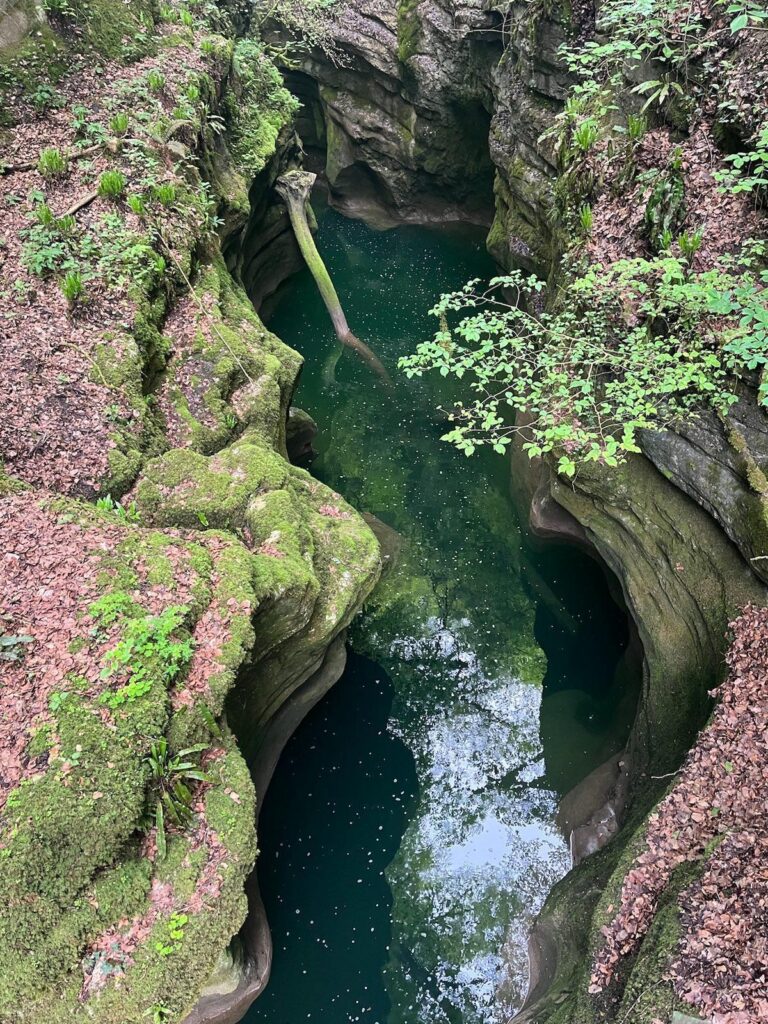 Freitauchen in der Areuse Schlucht in Neuenburg