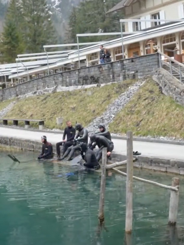 Freitauchen im Blausee im Berner Oberland