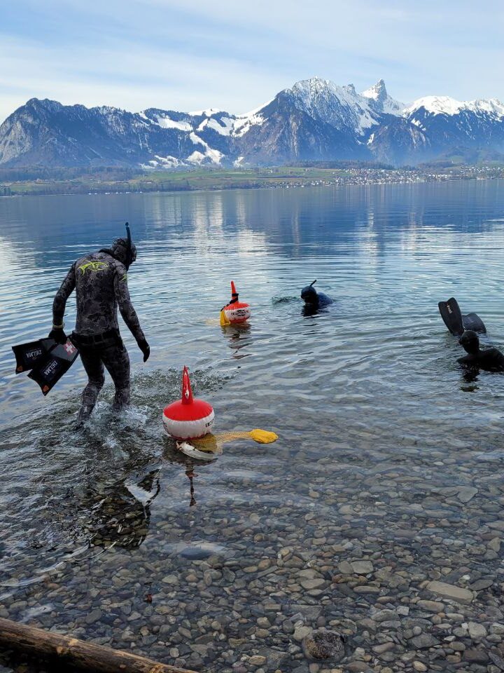 Freitaucher putzen Thunersee anlässlich des clean up days